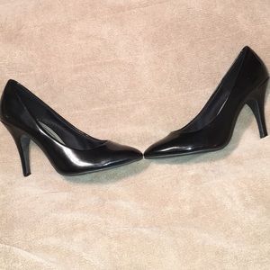 💜FIONI Black patent pumps